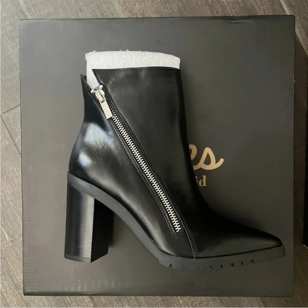NIB Charles by Charles David Womens Dominate Pointed Toe Zip Ankle Black Boots - Picture 3 of 8
